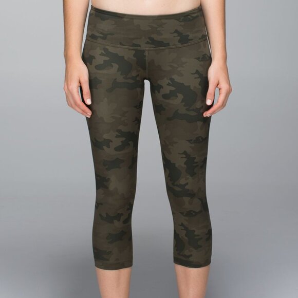 Lululemon Wunder Under Crop, Green Camo Luxtreme, Size 2 - Picture 5 of 6